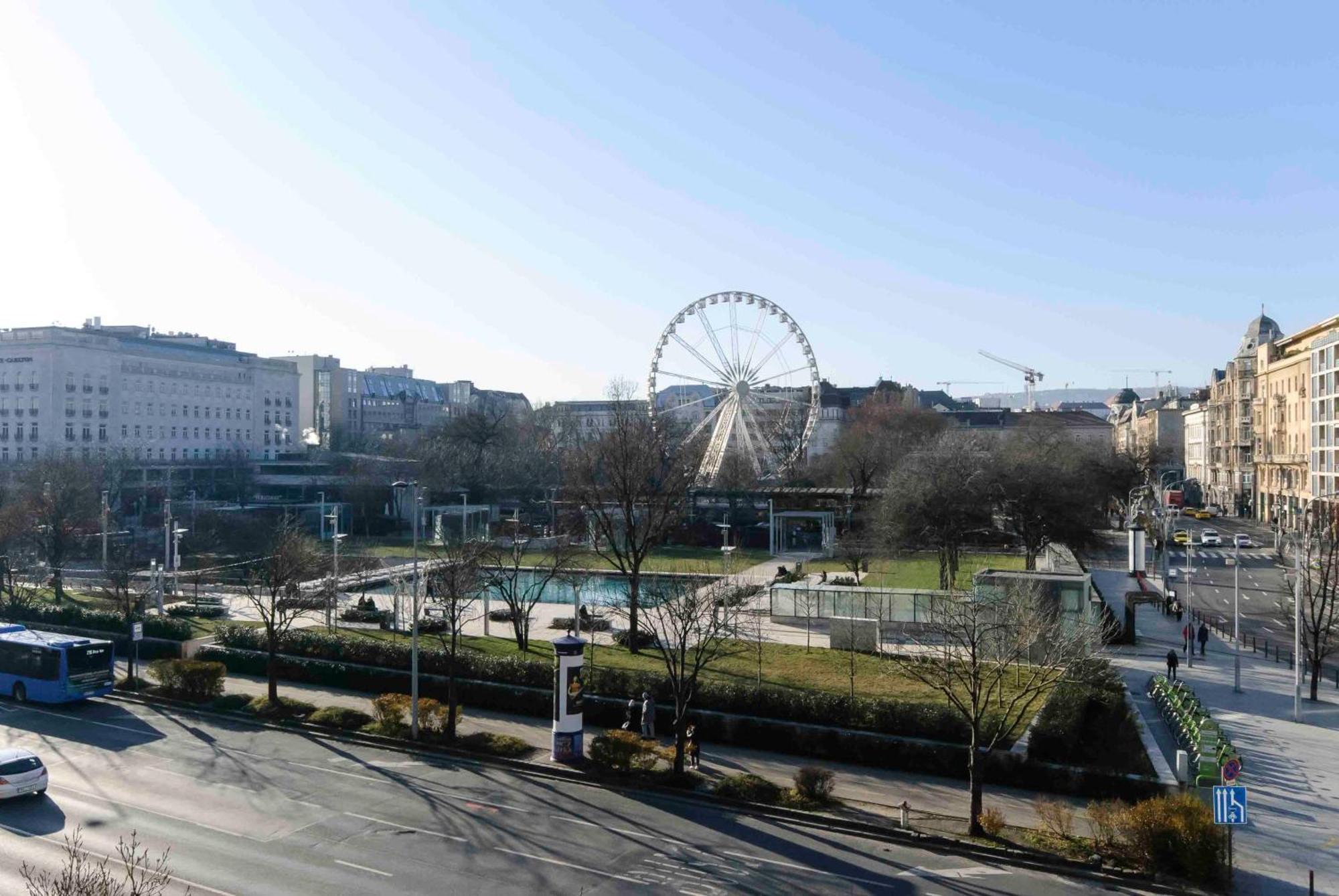 Big Wheel Panoramica Apartment Budapest Bagian luar foto