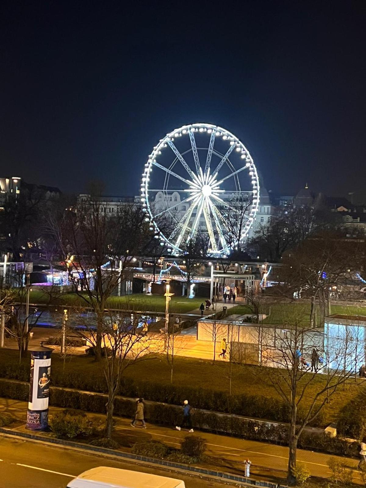 Big Wheel Panoramica Apartment Budapest Bagian luar foto